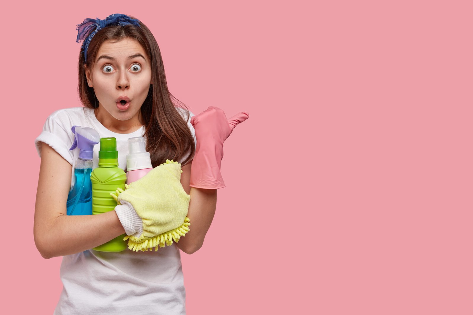 Mulher se preparando para faxina com as melhores dicas de limpeza