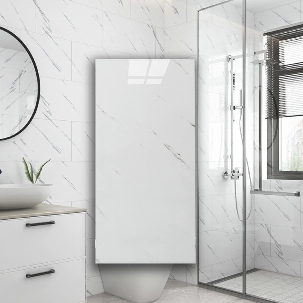 Painel adesivo de mármore vinílico decorando sala moderna com estilo clean.